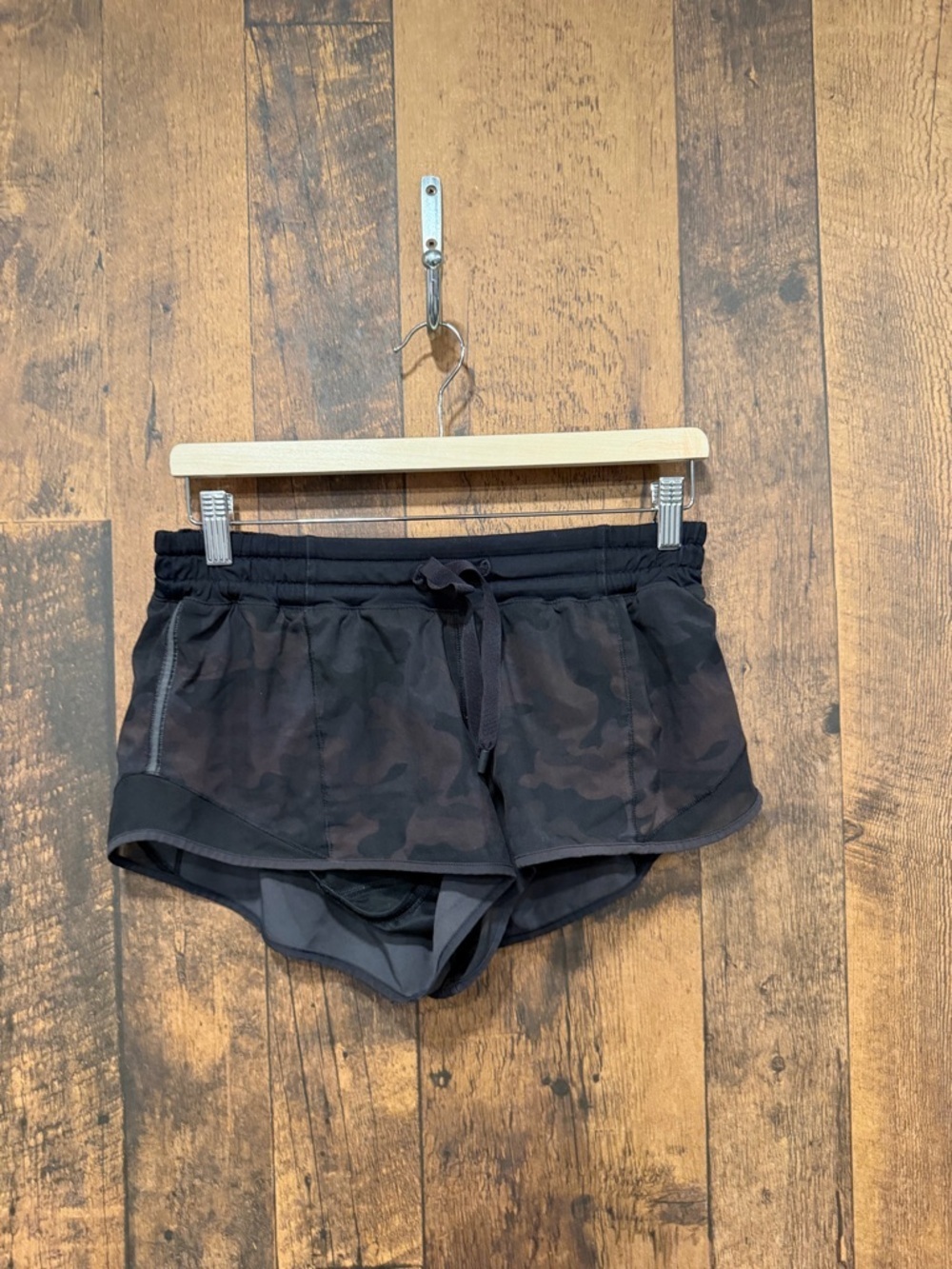 Lululemon hotty hot shorts camo 2.5 inch size 6